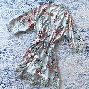 🌟Host Pick!🌟 Le Rose Parisian Blue Floral Robe